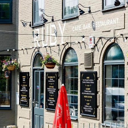 Oyo Ruby Pub & Hotel Brighton Ngoại thất bức ảnh